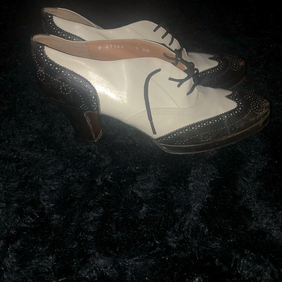 Ralph Lauren ecru and black wingtip heels - Picture 4 of 5